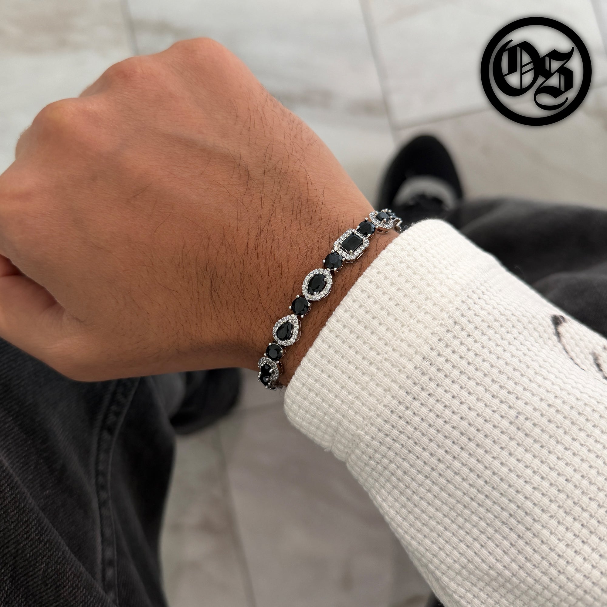Armband mit mehreren Steinen