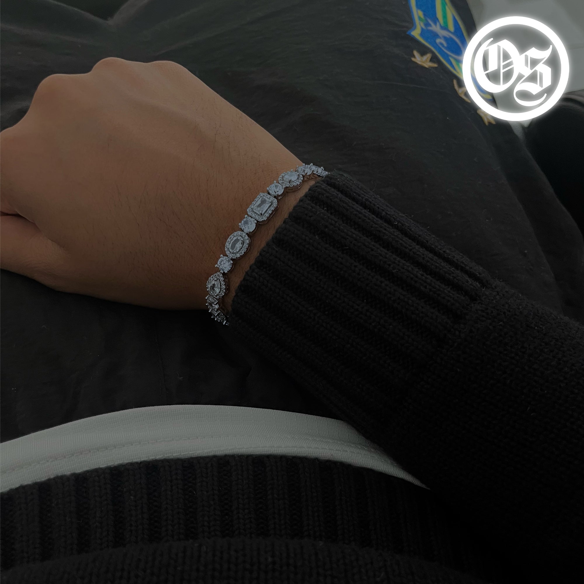Armband mit mehreren Steinen